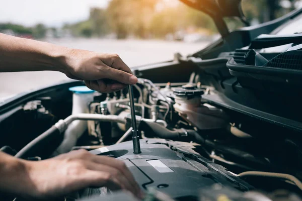 Auto mechanik drží klíč připravena ke kontrole motoru a m — Stock fotografie