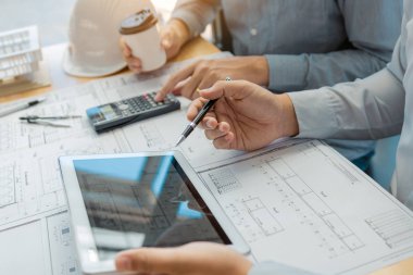 İki birlikte çalışan ve dijital tablet arıyorum bana yardımcı olanvarmı kullanarak mühendislik