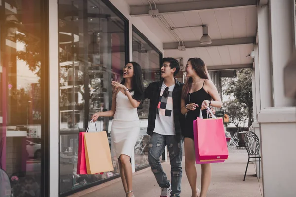 Asiático amigos passar tempo juntos e andando no shopping sagacidade — Fotografia de Stock