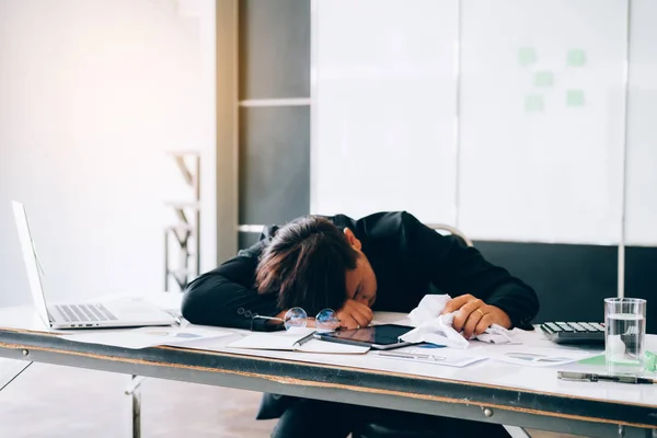 Werknemers zijn moe tijdens het werken. — Stockfoto