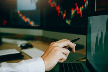 Çalışanlar stok piyasasının grafiğini bir kalem poin kullanarak analiz eder