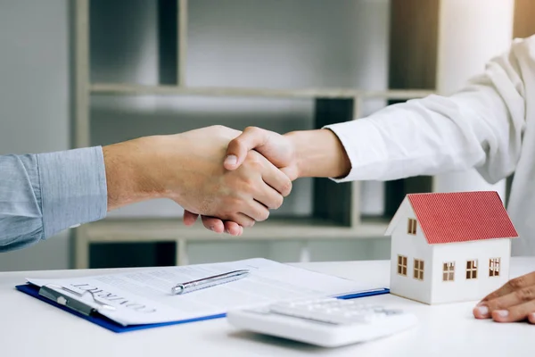 Home sales agents and buyers work on signing new homes and shaki — Stock Photo, Image