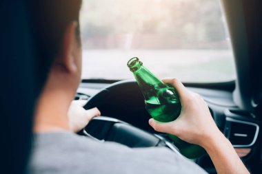 Asya erkekler bir şişe tutarak trafik kurallarını ihlal 