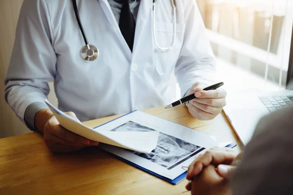 Asiáticos jóvenes dentistas están explicando sobre el tratamiento de la raíz dental — Foto de Stock