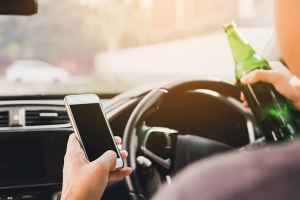 Azjatycka mężczyźni piją alkohol w samochodzie i korzystania z telefonów komórkowych podczas — Zdjęcie stockowe