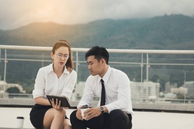 İki iş adamları kapalı dış iş, dijital tablet kullanma