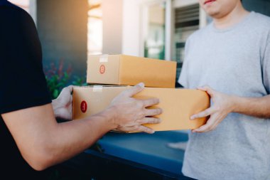 Kargo personel karton kutuları wit teslim elinde yakın çekim