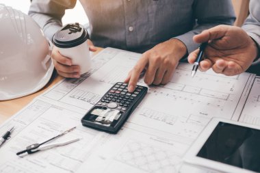 İki birlikte çalışan ve dijital tablet arıyorum bana yardımcı olanvarmı kullanarak mühendislik