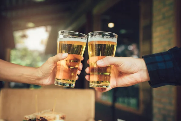 Teenager-Freunde stoßen mit Glas Bier an und klirren. — Stockfoto