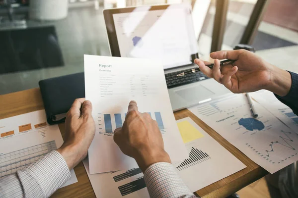 Dos compañeros de trabajo de la asociación empresarial y gesticulación con discutir — Foto de Stock