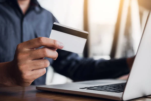 Conceito de compras on-line com o homem mão usando laptop e olhando c — Fotografia de Stock