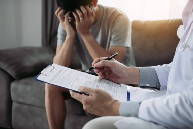 Doktor ho ziyaret ederken hastalar endişeli ve stresli