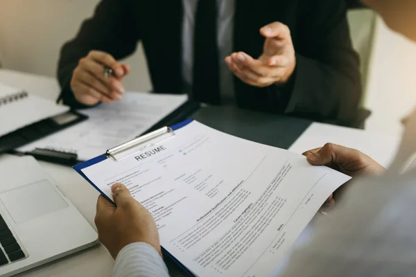 Inteligente hombre de negocios profesional en traje ejecutivo gesticulación de un — Foto de Stock