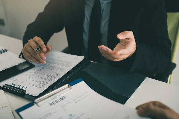 Inteligente hombre de negocios profesional en traje ejecutivo gesticulación de un — Foto de Stock