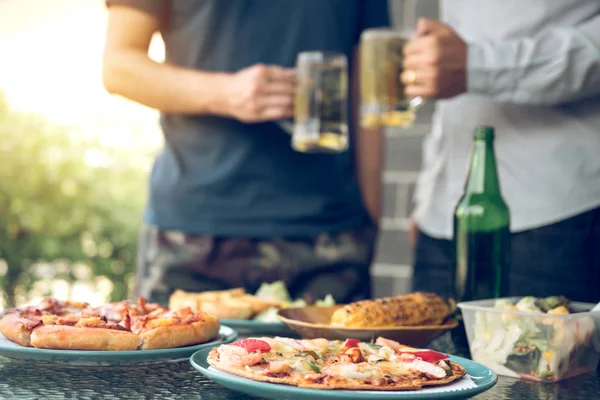 Essen mit Bier zum Feiern mit Freunden. — Stockfoto