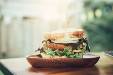 Sandviç tavuk odasında masa üzerinde el yapımı.