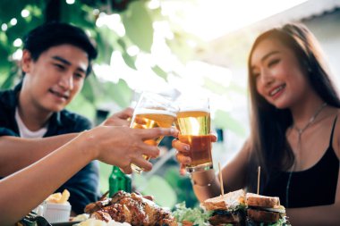 Grup içinde Restoran mutlu saatte bira tezahürat Asya insan 