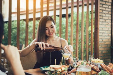 Genç Asyalı kadın ile arı tezahürat ile içme, eğleniyor