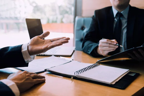 Men employee are describing the employment history of the employ — Stock Photo, Image