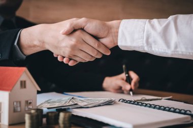 İş ev satış acentaları ve alıcılar yeni evler ve Şeki imzalama