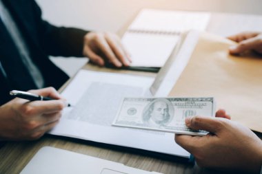 Çalışanlar imzaya kirli para vererek yolsuzluk yapıyorlar 