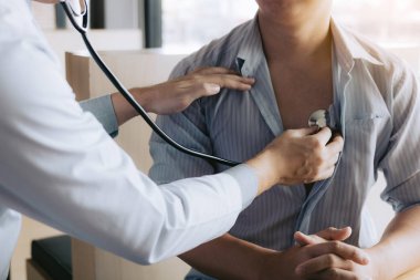 Asyalı doktor stetoskop dinle t kalp atışı için kullanıyor