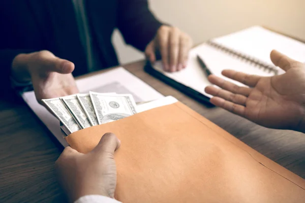 Επιχειρηματίας δίνει κρυφά μια μίζα, δίνοντας νομοσχέδια τα χρήματα στη env — Φωτογραφία Αρχείου
