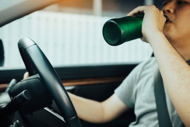 Asya erkekler bir şişe tutarak trafik kurallarını ihlal 