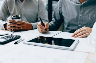 İki birlikte çalışan ve dijital tablet arıyorum bana yardımcı olanvarmı kullanarak mühendislik