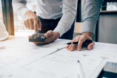Mimarlar veya planları ile çalışma ve tartışmaya mühendislik