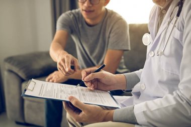 Hastaya hastalığın etkileri tanısı konur ve poin