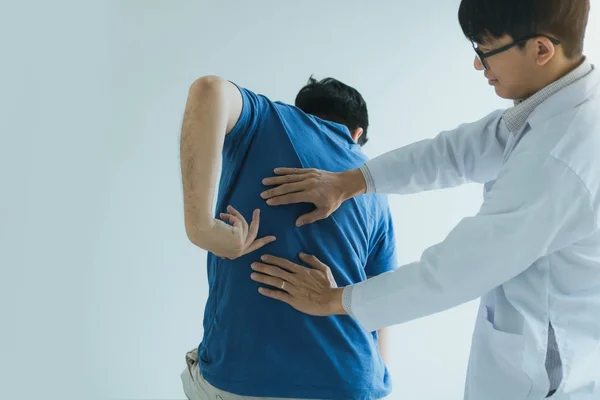 De patiënt wijst naar het punt waar de spierpijn is moe — Stockfoto