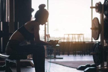 Asyalı kadın rahatlatıcı sağlıklı ve egzersiz dinle müzik afte ile