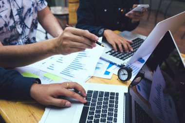 Takım iş adamları analiz özet rapor grafiği dizüstü bilgisayar 