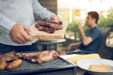 Asyalı erkekler ahşap bir kesim yerleştirilir domuz hazırlanıyor 
