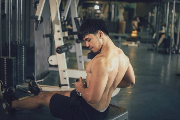 Asiático desportista puxar ainda peso para a construção muscular no interior — Fotografia de Stock