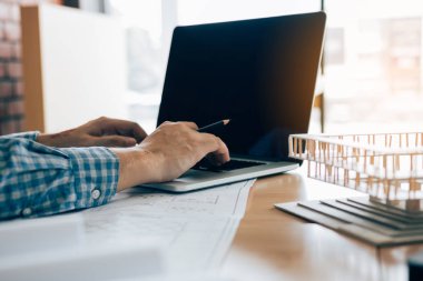 Mühendislik adam dizüstü bilgisayar kullanarak ve modern ofis workin oturan