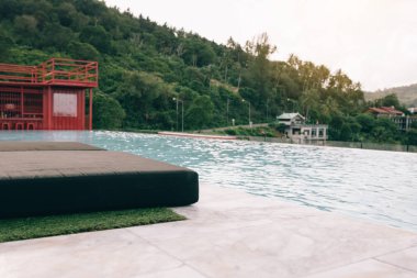 Dağa yakın yüzme havuzu.