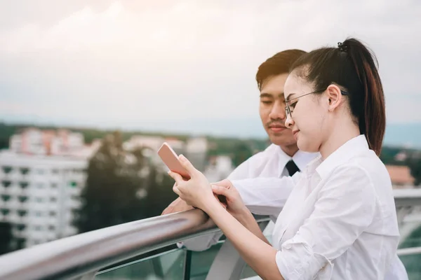 Pareja de gente de negocios utilizando el teléfono inteligente juntos . —  Fotos de Stock