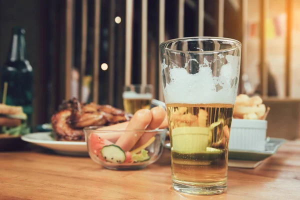 Cerveza de vidrio en el restaurante . — Foto de Stock