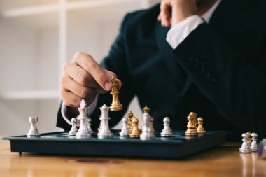 Satranç oyunu oynarken işadamı strateji conce ile rakip yendi