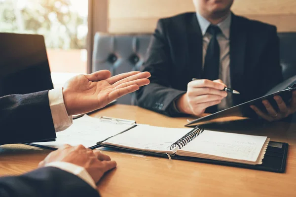 Men employee are describing the employment history of the employ — Stock Photo, Image