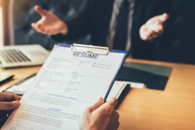 Yönetici, başvuranları memnuniyetle karşıladı. 