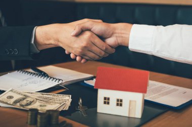 İş ev satış acentaları ve alıcılar yeni evler ve Şeki imzalama