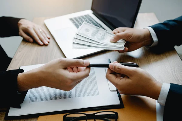 Parceiro fez uma fraude no contrato de venda e ser entregue — Fotografia de Stock