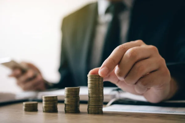 Los inversores asiáticos hombre están colocando monedas en una posición creciente con — Foto de Stock