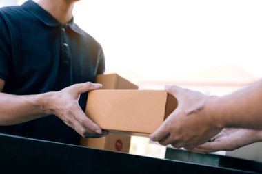 Asya kargo taşıyıcı paketi sinsi ile bir karton kutu tutar