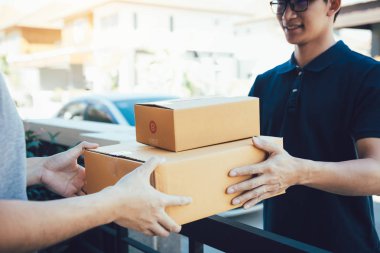 Kargo personel karton kutuları wit teslim elinde yakın çekim