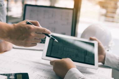 İki birlikte çalışan ve dijital tablet arıyorum bana yardımcı olanvarmı kullanarak mühendislik