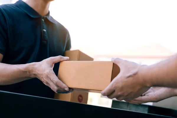 Asiatische Frachtführer hält einen Karton mit dem Paket innen — Stockfoto